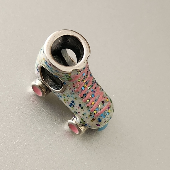 Retro Roller Skate Charm in sterling silver - Picture 6 of 6